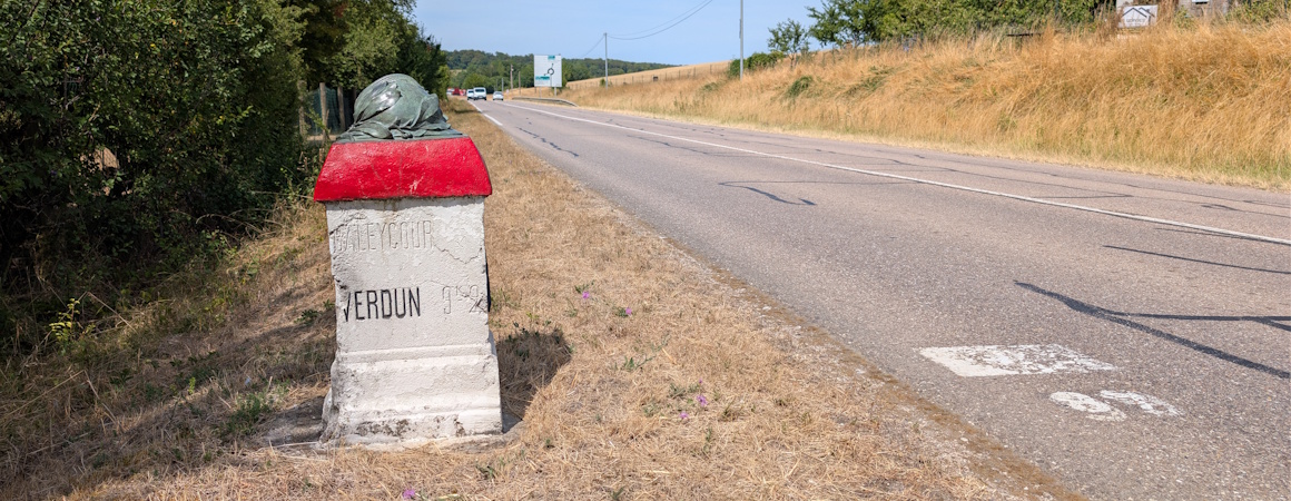 Photo showing a Voie Sacrée marker post at the side of the road