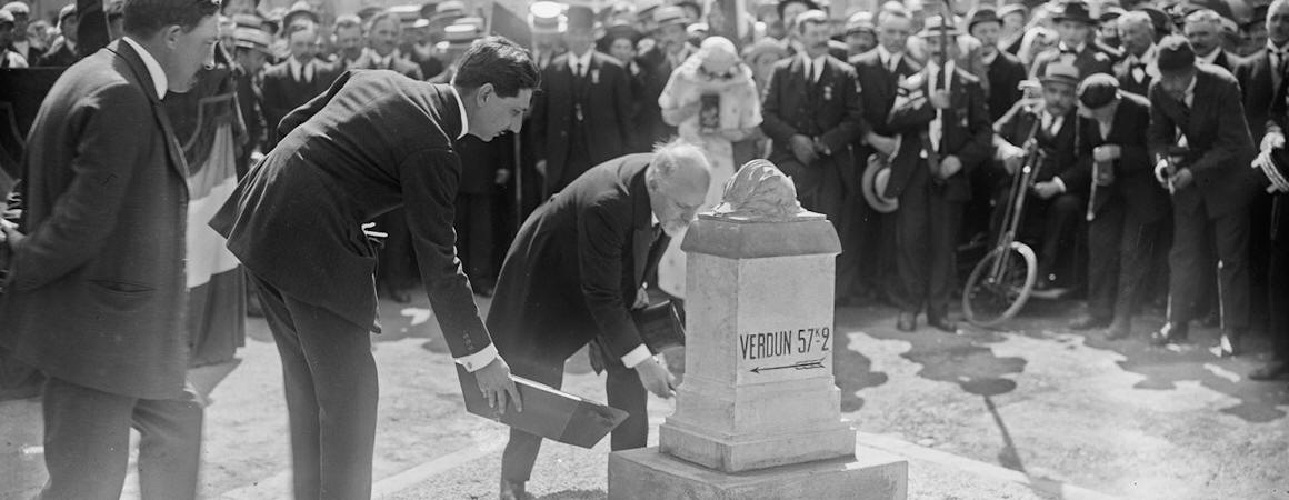 Inauguration ceremy of the voie sacrée, with President Raymond Poincaré completing the sealing of the first borne.